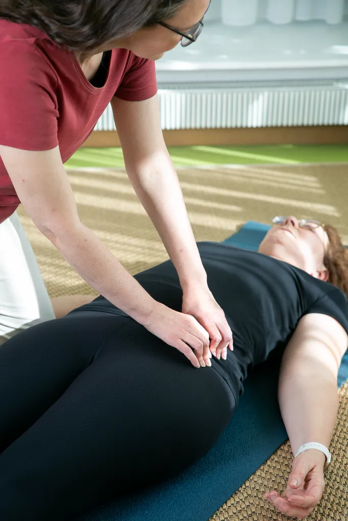 Sandra Roth bei der Yogatherapie