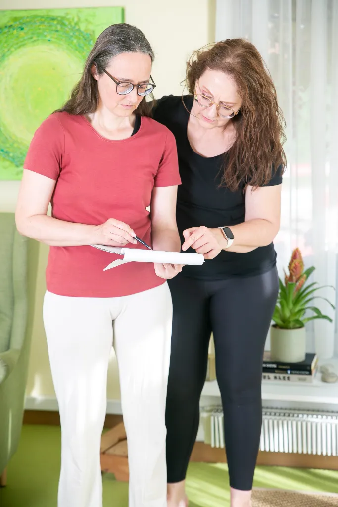 Sandra Roth bespricht den Trainingsplan mit der Kundin
