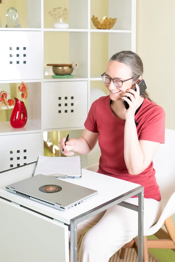 Yoga in Zürich Albisrieden und im Seefeld. Sandra Roth, Inhaberin von Yogaplus am Telefon.