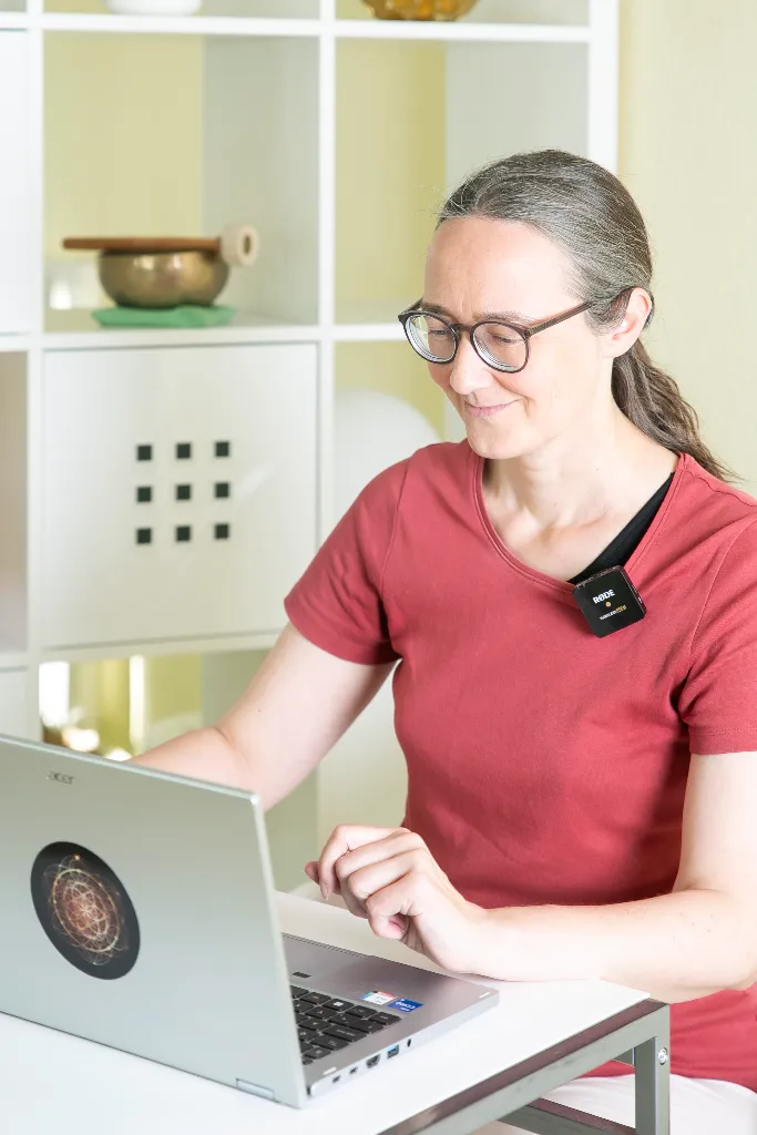 Sandra Roth vor ihrem Computer.