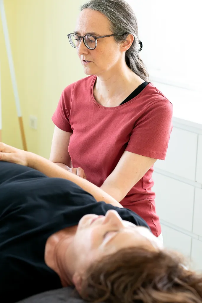 Sandra Roth bei einer Yogatherapie