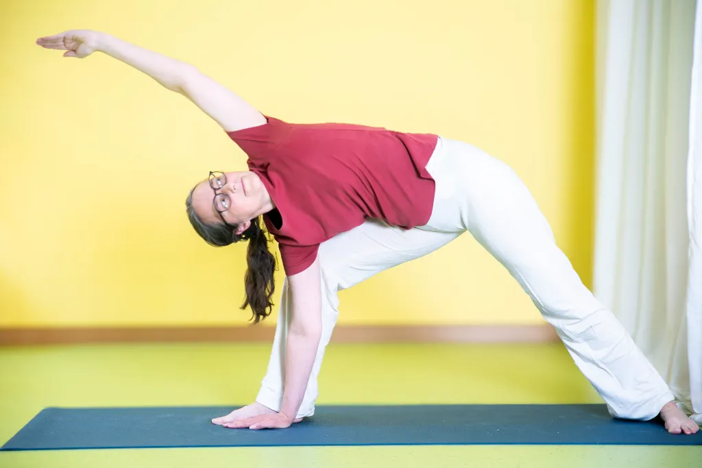 Sandra Roth in der verlängerten Seitenstellungshaltung. Yoga Privatlektionen bei Yogaplus.