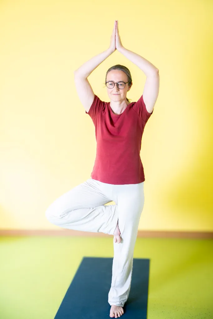 Sandra Roth in der Yogastellung Baum