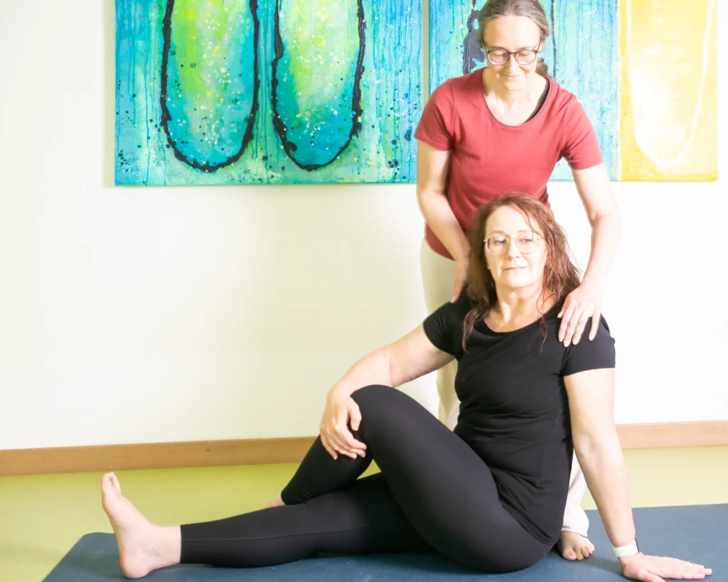 Therapieyoga mit Sandra Roth und Kundin