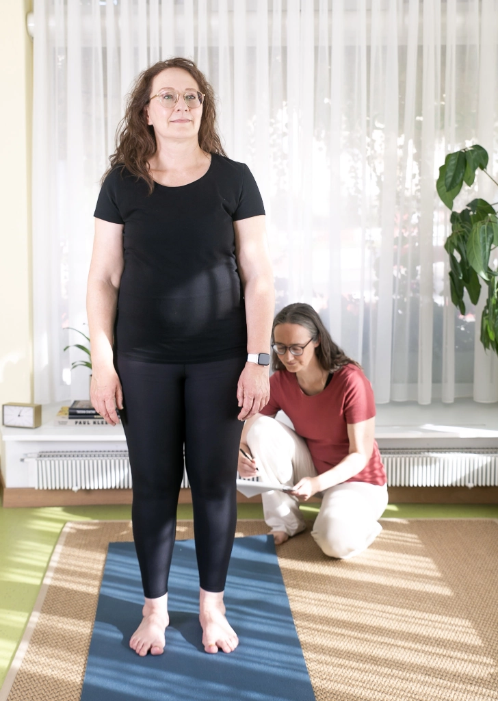 Sandra schaut die Haltung der Kundin an