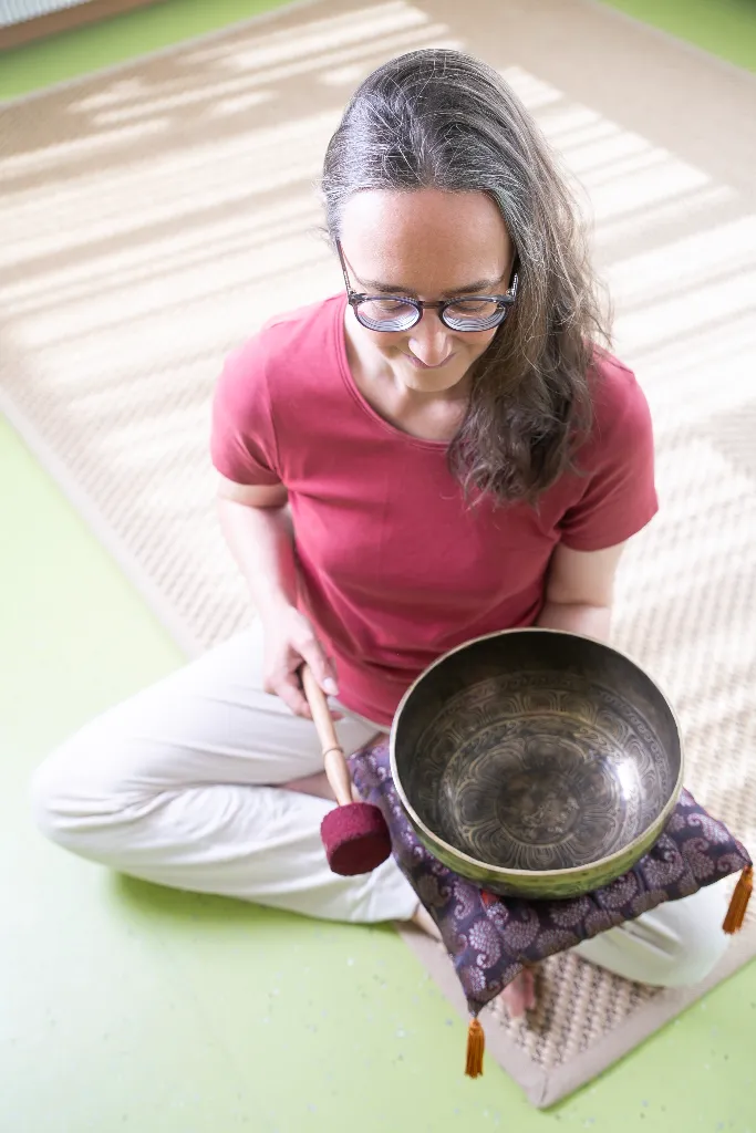 Sandra Roth mit der Klangschale