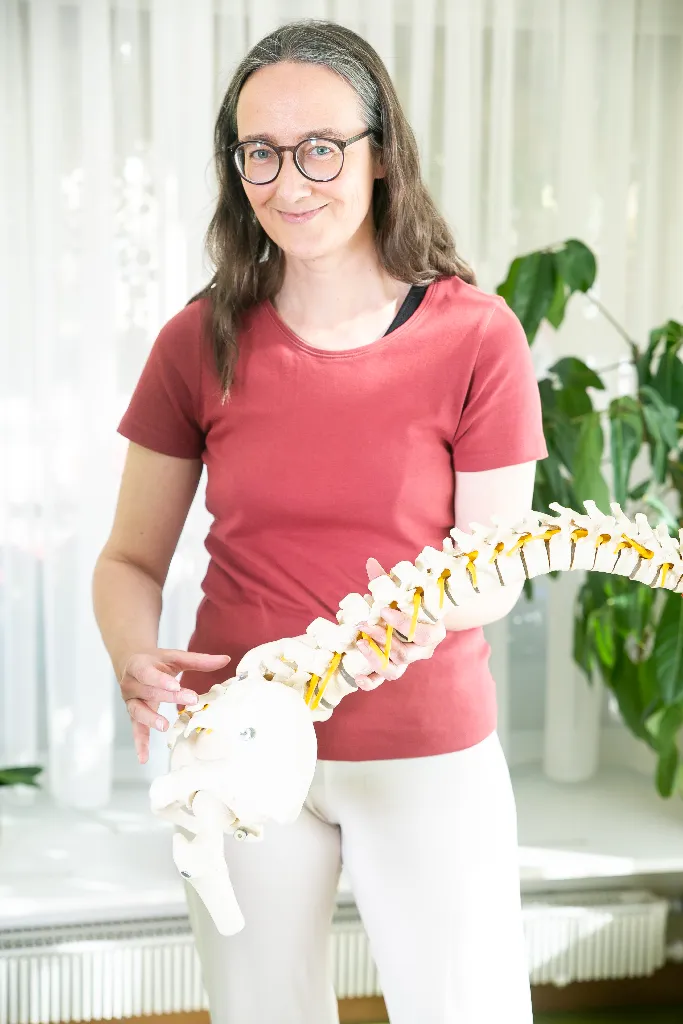 Sandra Roth mit dem Skelett Oswald bei einer Yogatherapie.