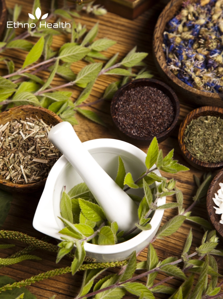 Die Gewürze werden im Mörser zermahlen um hochwertige Produkte herzustellen.