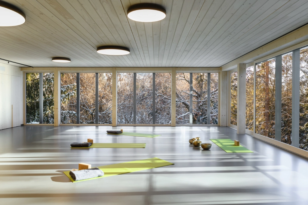 Yoga Raum im Hotel Schweizerhof Films Waldhaus. 