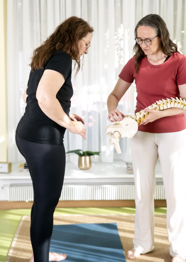 Sandra Roth erklärt anhand des Skeletts die Auswirkungen der Yogatherapie